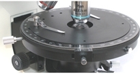 360&deg;可旋轉圓形載物臺，中心可調(diào)，可鎖定，刻度格值1，游標格值6&prime;